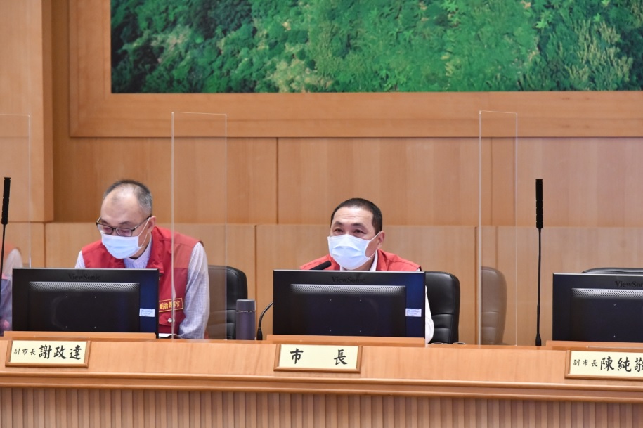 侯友宜主持市政會議再次感謝亞東醫院團隊幫助篩檢工作。 圖：新北市新聞局提供