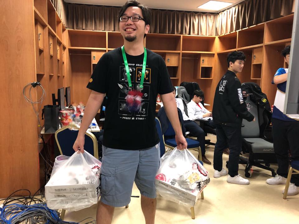 長毛於直播中稱：「觀眾都傻逼」，遭中國網友出征。 圖：翻攝自閃電狼臉書