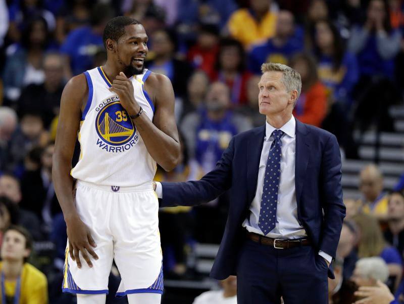 昔日勇士師徒Kevin Durant (左)、Steve Kerr將在美國隊重逢，後者盛讚前者天賦更勝「籃球之神」Michael Jordan。 圖／美聯社／達志影像