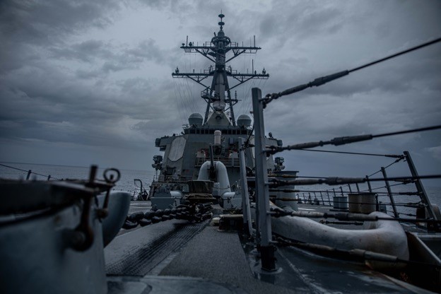 美軍太平洋艦隊曝光勃克級導彈驅逐艦「魏柏號(DDG-54)」通過台灣海峽照片。 圖：翻攝U.S. Pacific Fleet推特