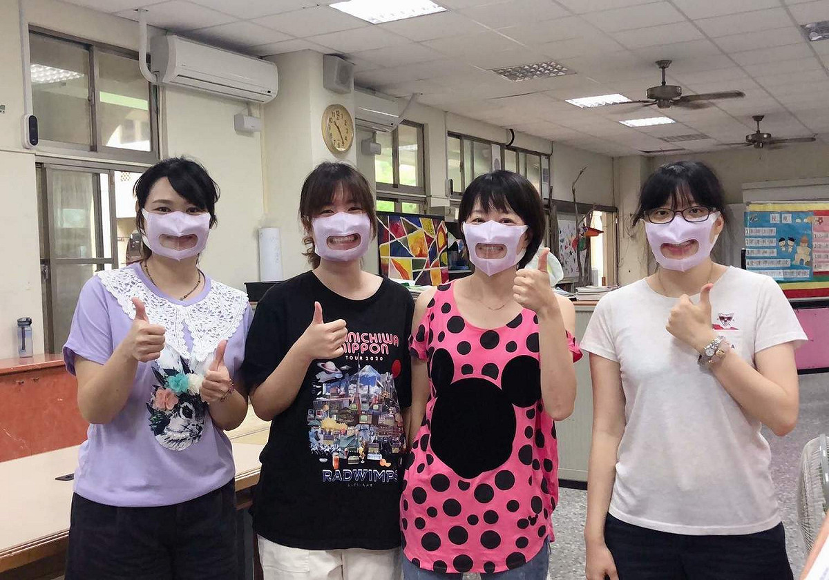 嘉義市大同國小特教班老師戴上透明口罩教學。 圖：嘉義市大同國小/提供