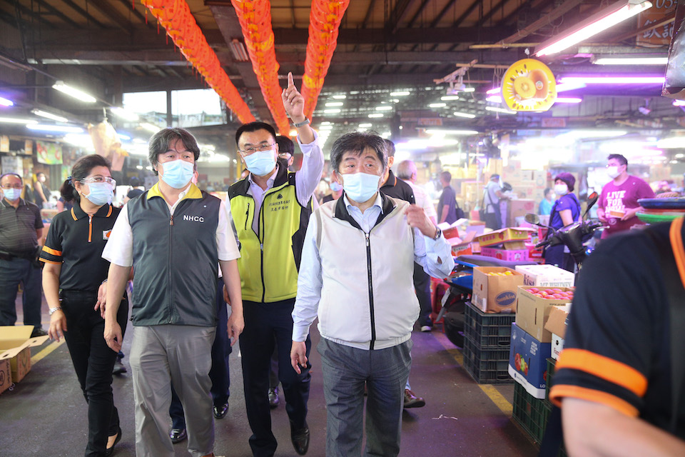 中央流行疫情指揮中心指揮官陳時中今晨赴北農第一果菜市場、第二果菜市場及新北三重果菜視察視察。 圖：中央流行疫情指揮中心/提供