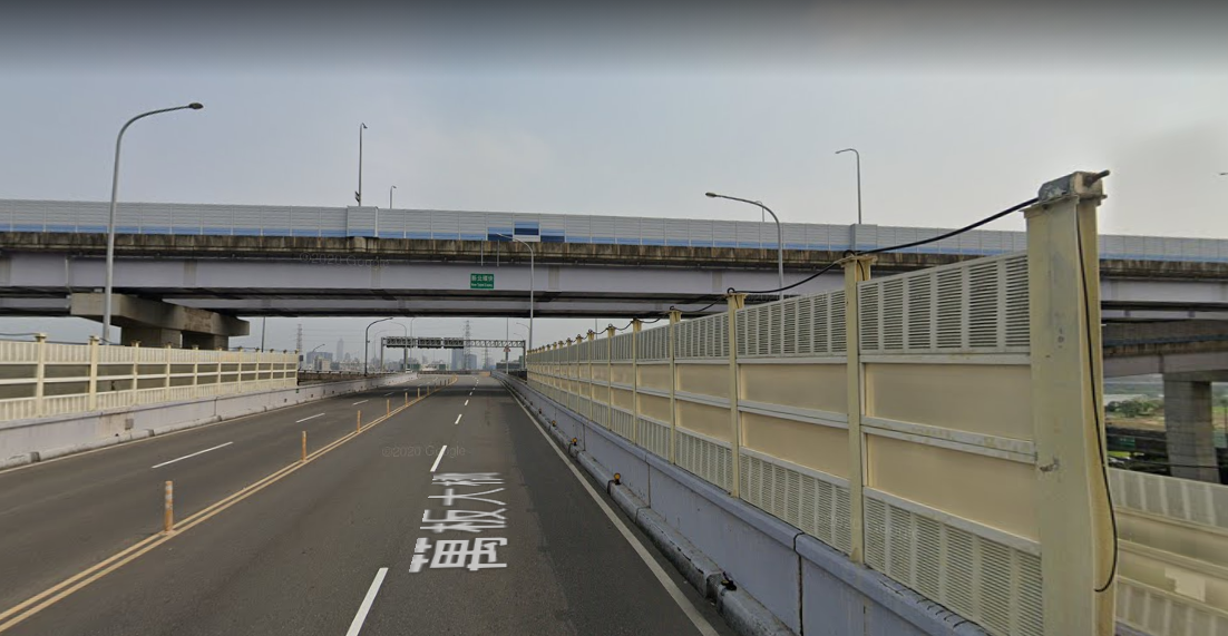北農司機發燒1個月自行買退燒藥吃，騎車行經萬板大橋車禍昏迷，送醫確診。 圖：翻攝Google Map