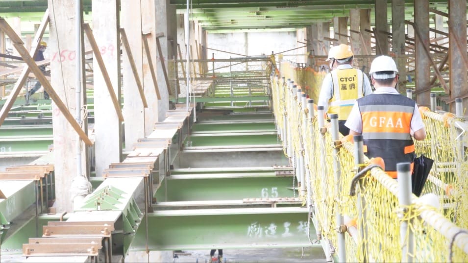 工班巡視工地。 圖：新北市交通局提供