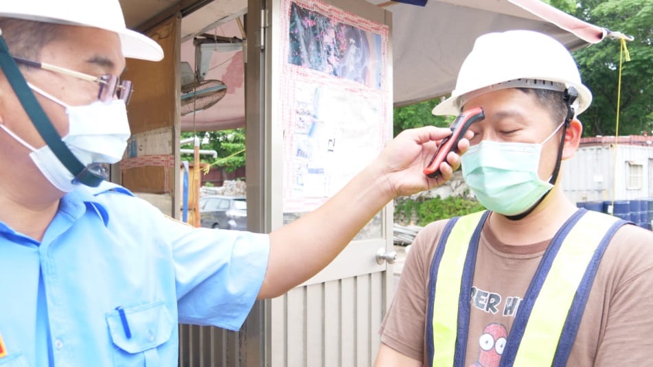 工區訂定三級警戒工作守則，全面加強工地防疫措施。 圖：新北市交通局提供