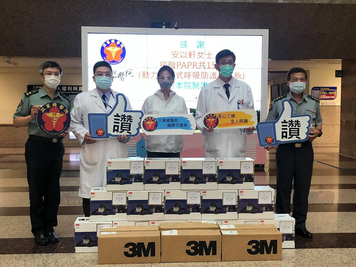 收到愛心物資的醫護及警消向安以軒表示感謝。 圖：翻攝自安以軒臉書