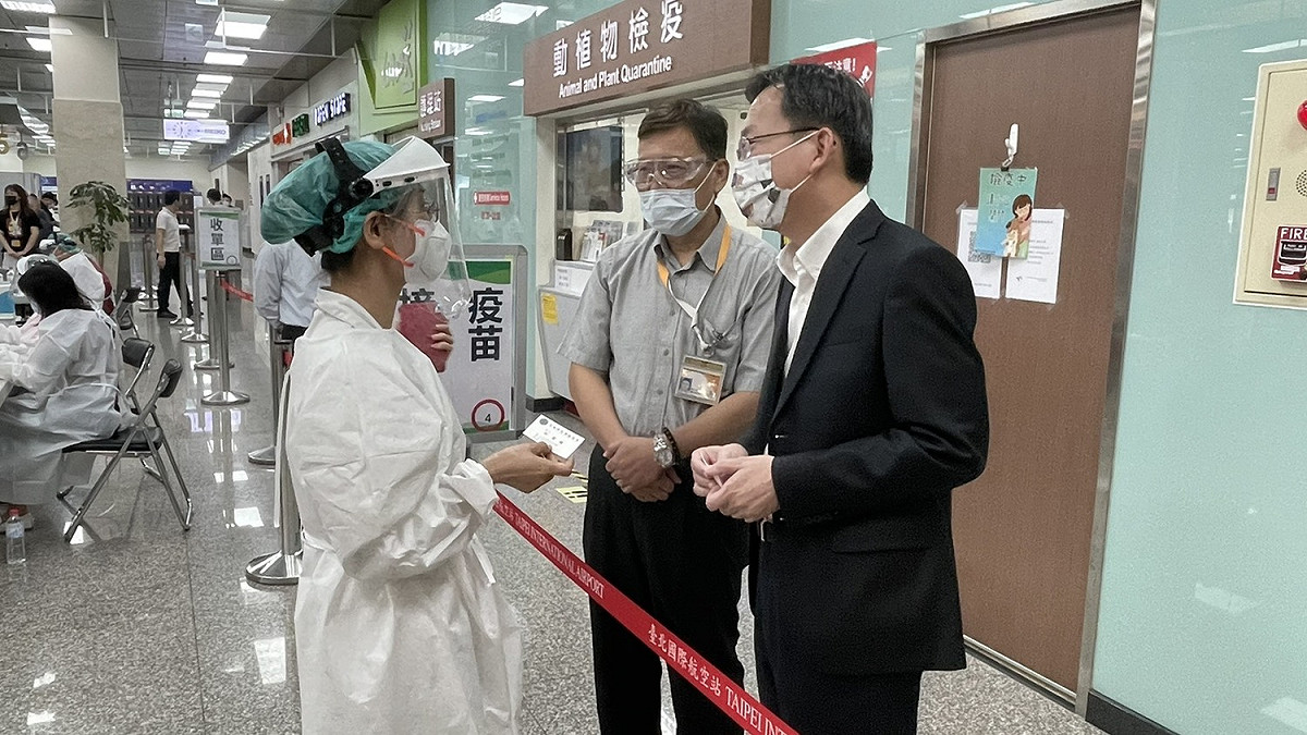 今日松機開始施打疫苗，民航局長林國顯前往視察。 圖：民航局／提供