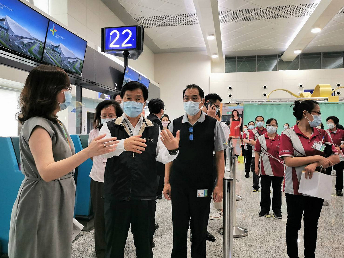 交通部常務次長祁文中前往視察桃機疫苗接種。 圖：桃園機場／提供