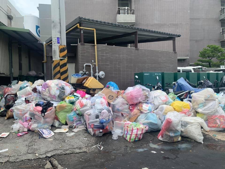 外籍移工個人物品，被擅自打包得像垃圾一樣堆積在大街上，宛如垃圾山。 圖：翻攝自曾玟學臉書