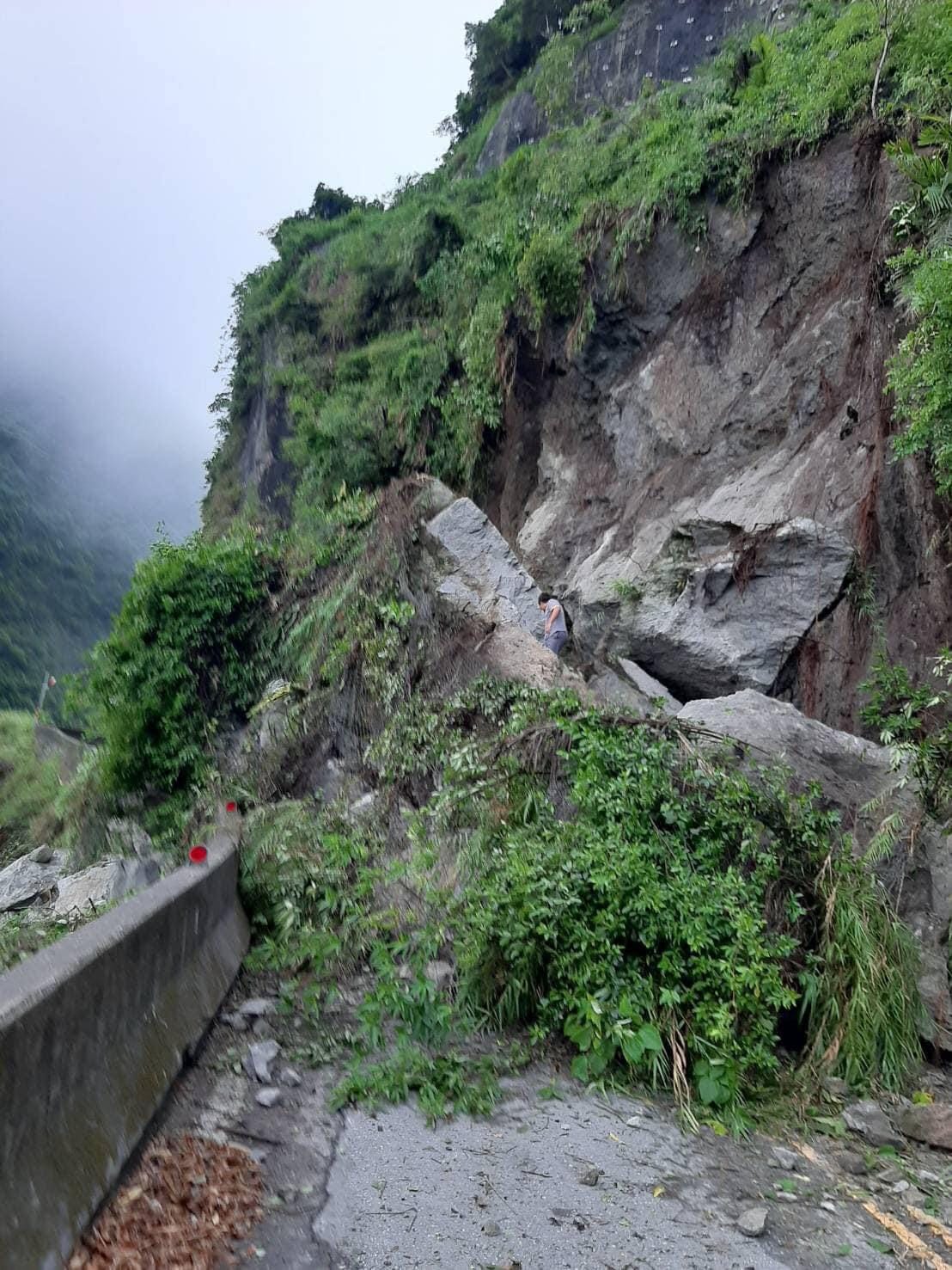 東富公路土石坍方，致道路無法通行。 圖：台東縣警察局成功分局／提供