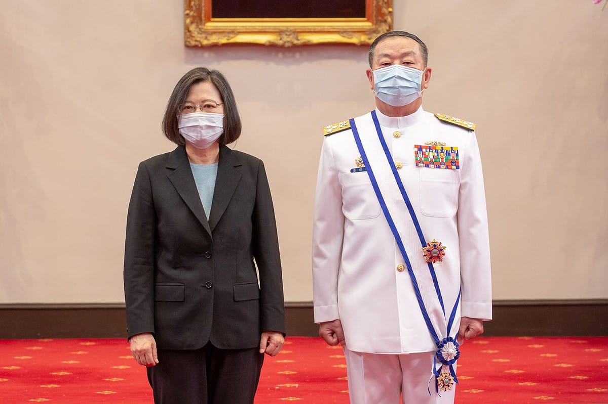 總統蔡英文（左）與參謀總長黃曙光 圖：總統府提供