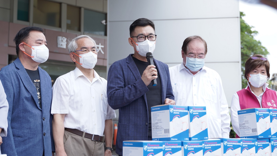 國民黨主席江啟臣赴桃園聯新國際醫院捐贈防疫物資。 圖：國民黨文傳會/提供