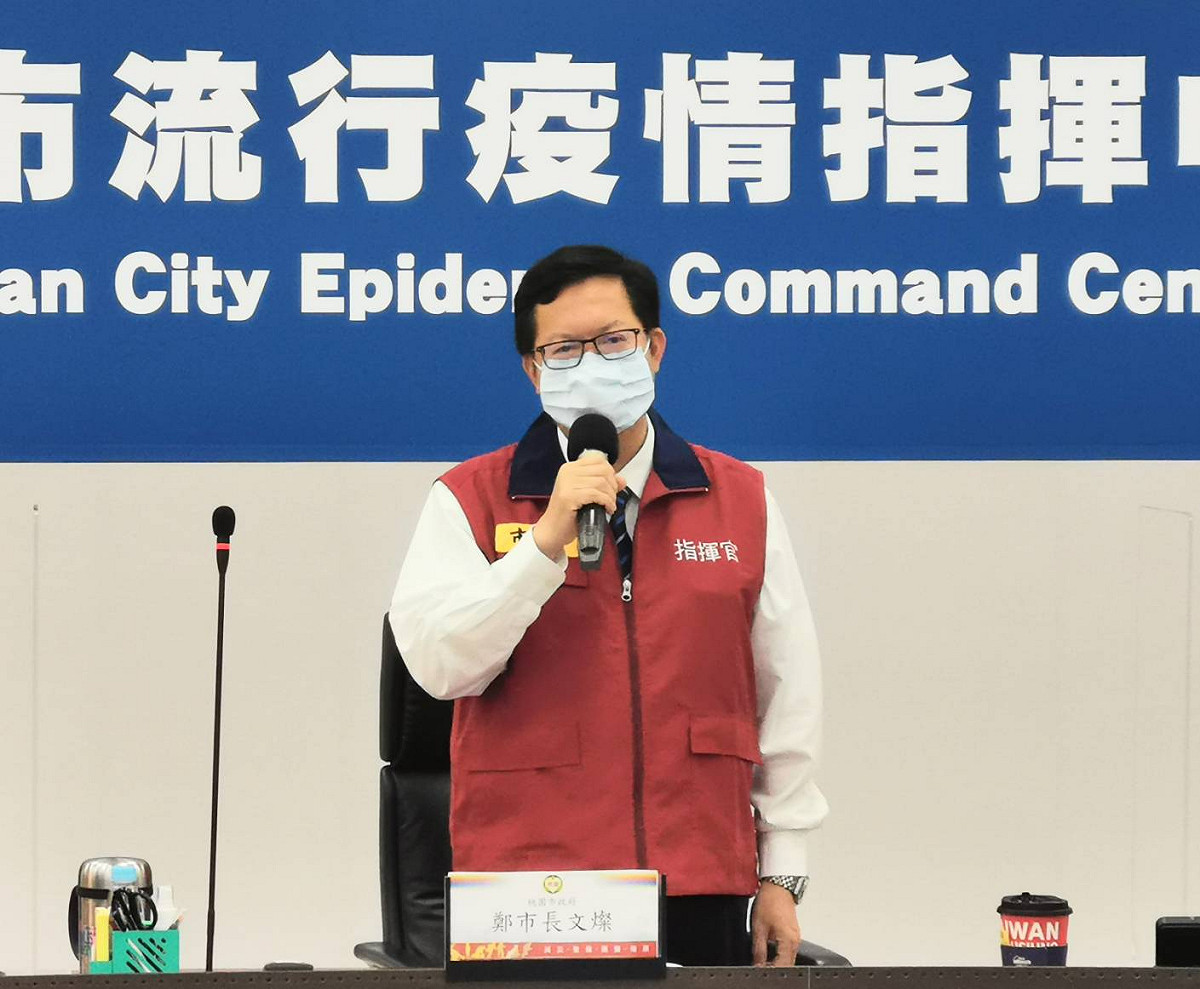 鄭文燦說明桃園市孕婦接種疫苗可透過愛心計程車免費接送。 圖：桃園市政府／提供
