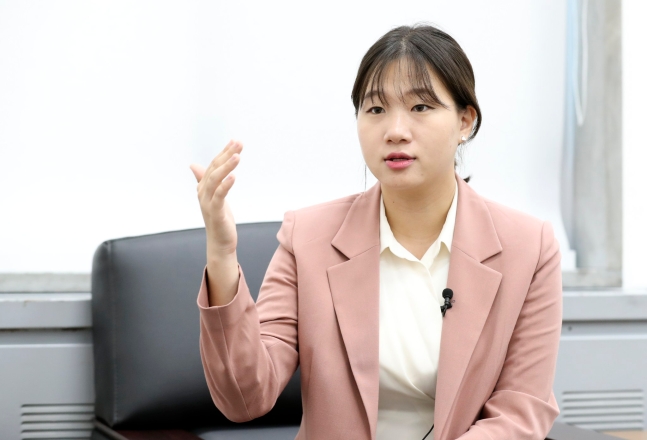 朴成玟年僅25歲，目前在南韓高麗大學修讀國語國文系，並在共同民主黨擔任過不同黨職。 圖：翻攝自環球網