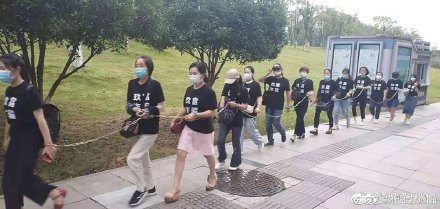 江西省有40餘名金融詐騙受害人21日上午趕赴省政府，要求見省長，其中13人把手綁在了一起。 圖：翻攝自微博