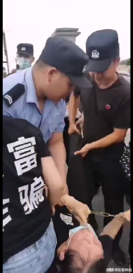遭到警方暴力執法的維權民眾。 圖：翻攝自微博
