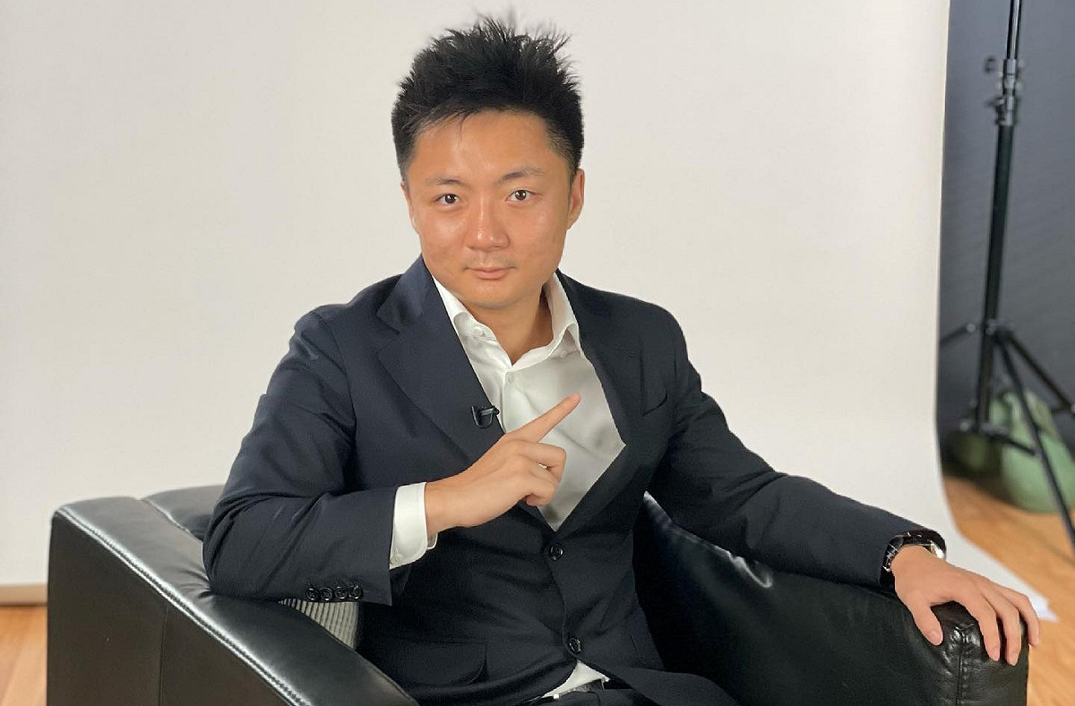 HKES創辦人鍾培生捐贈一千件防護衣挺醫護。 圖：翻攝自鍾培生臉書