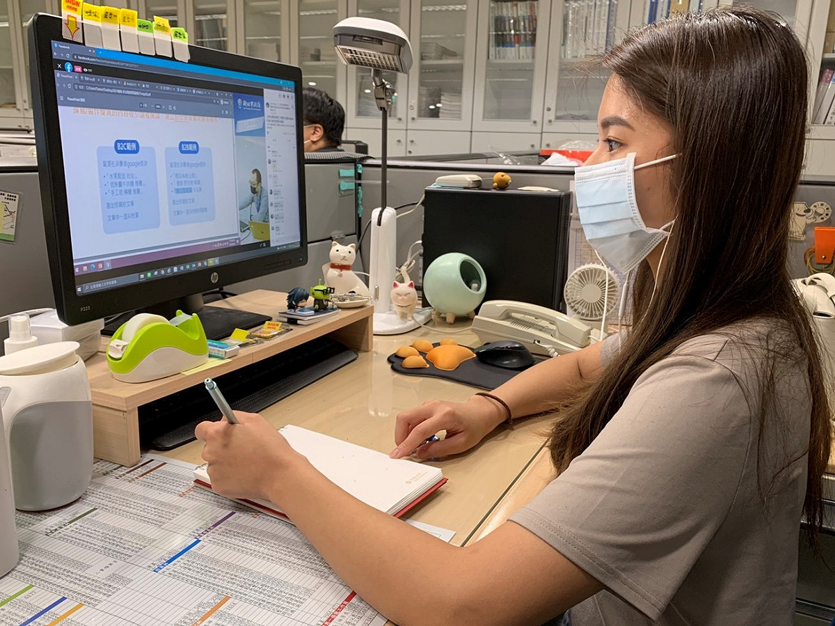 為延續新北企業，今年採取線上授課模式，透過8堂電商實戰課程，建立業者基礎電子商務觀念，促使新北企業成功上架。 圖：新北市經發局提供
