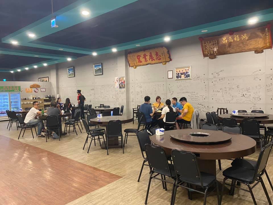 疫情仍未爆發時「鴻品牛肉湯」店內用餐畫面。 圖：取自鴻品牛肉湯臉書