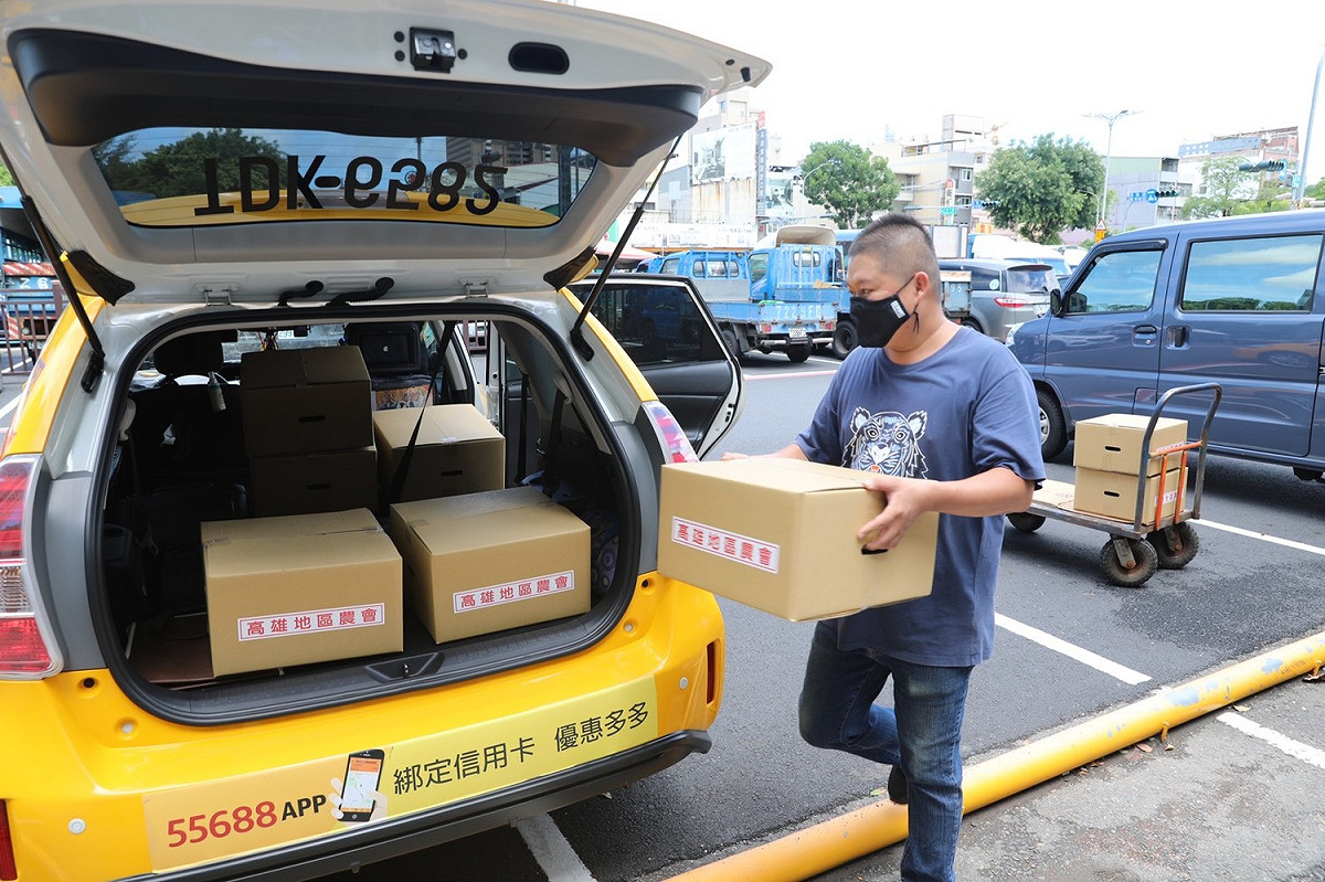 計程車以最快速度將最新鮮蔬果直送到家。 圖：高市農業局提供