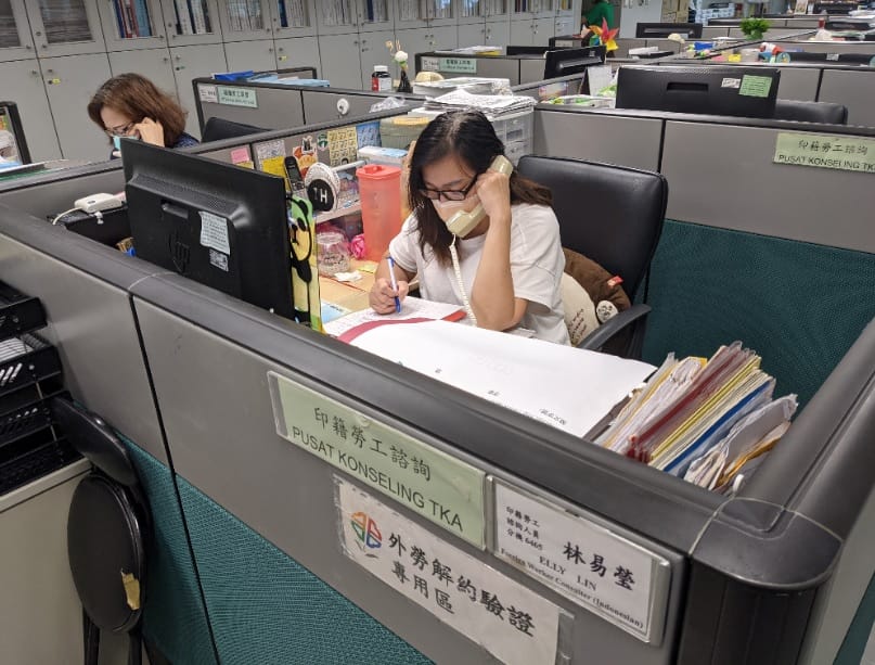 勞工局印尼關懷員電話追蹤確診移工 圖：新北市勞工局提供
