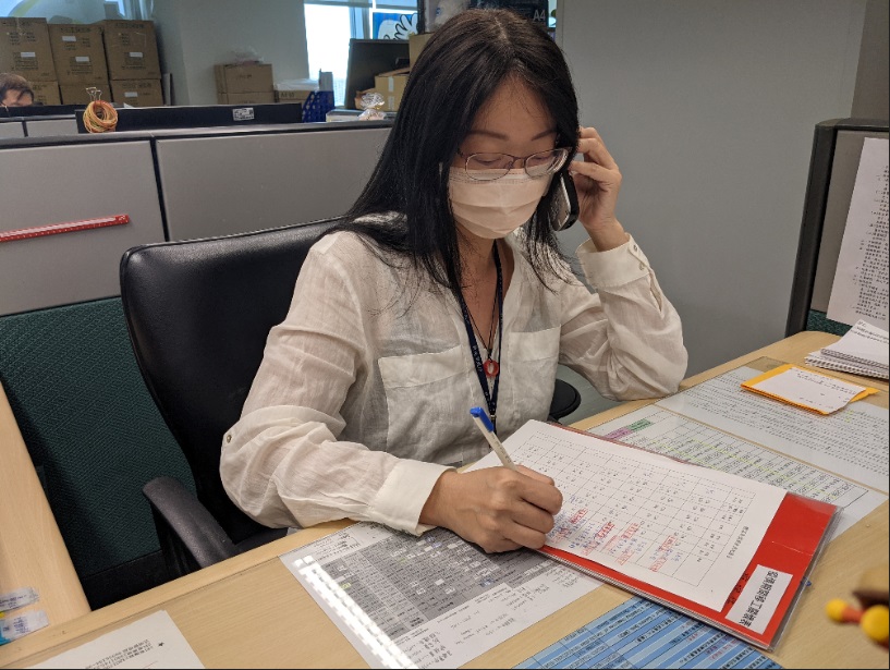 勞工局菲律賓關懷員電話詢問確診移工健康情形 圖：新北市勞工局提供