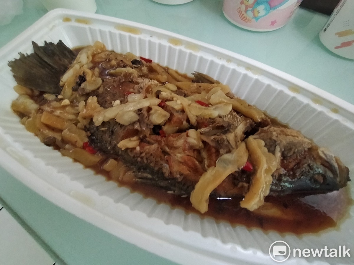 苦瓜炆鱸魚是周三的主餐，外帶盒也是特製的。 圖:唐復年/攝