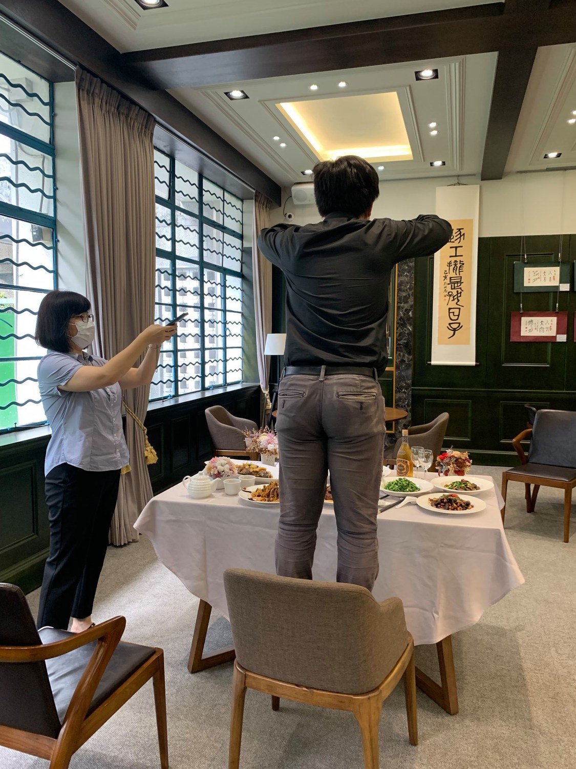 員工們認真拍照。  圖:議蘆會館/提供