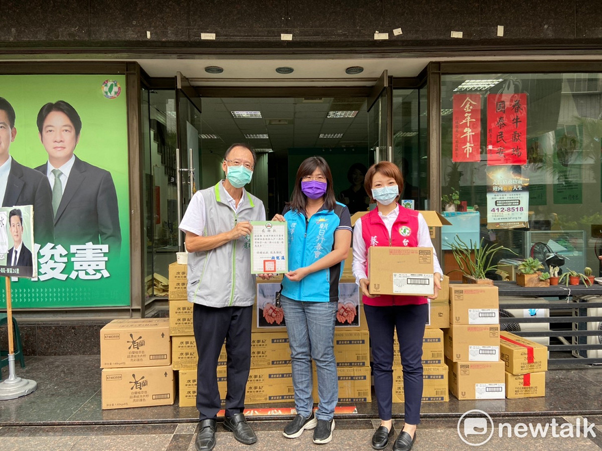 臺南市議員蔡筱薇媒合成大校友及民間資源，捐贈防疫餐點及物資給予東區里幹事及第一款低收入戶，並由東區公所主秘陳俊達代表收受，盼在大家共同努力下，期許疫情早日過去，回歸正常生活。 圖：蔡筱薇服務處提供