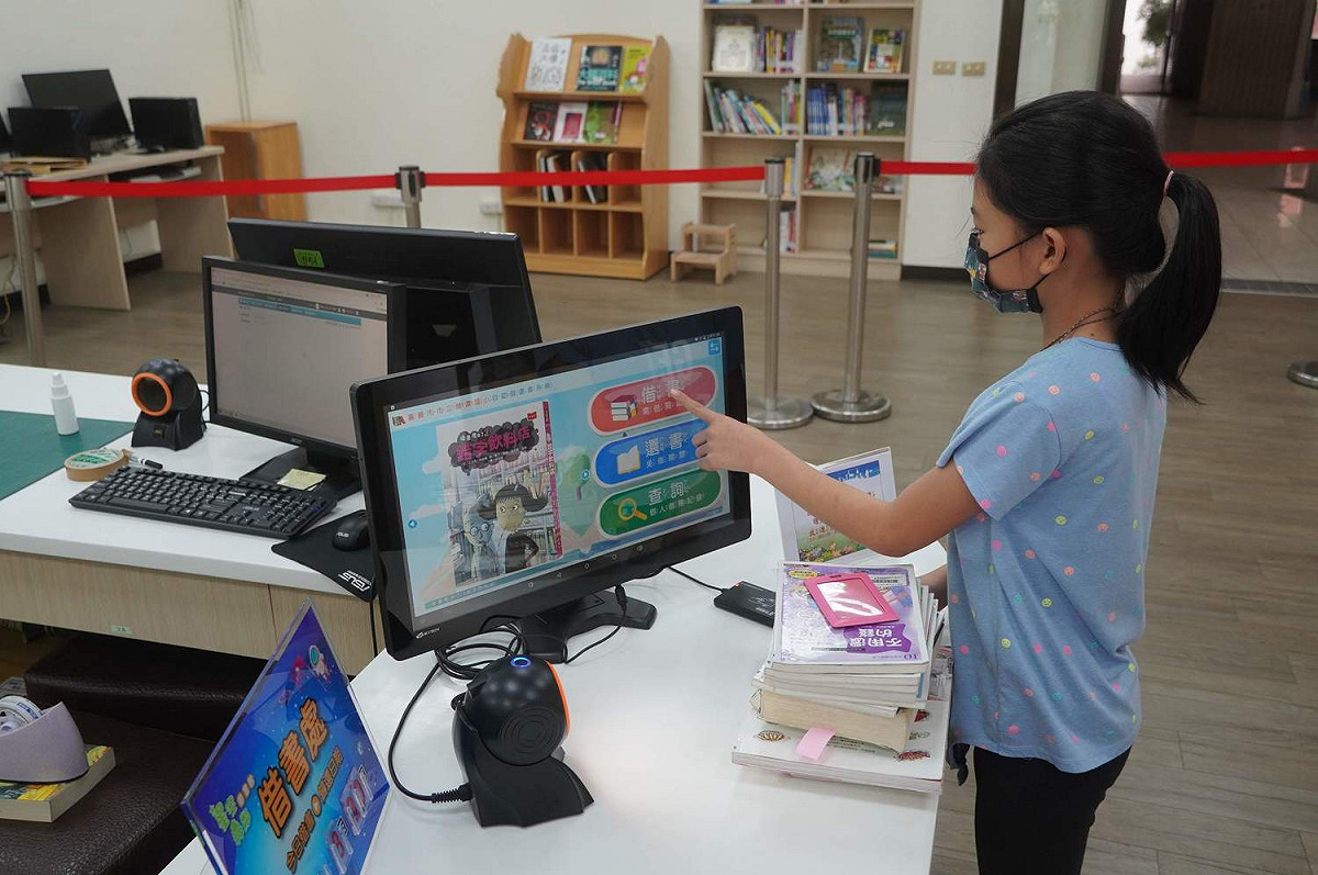 嘉義市推出「與美叮式」的借書方式，鼓勵學在停課期間充實自己。 圖：嘉義市政府/提供