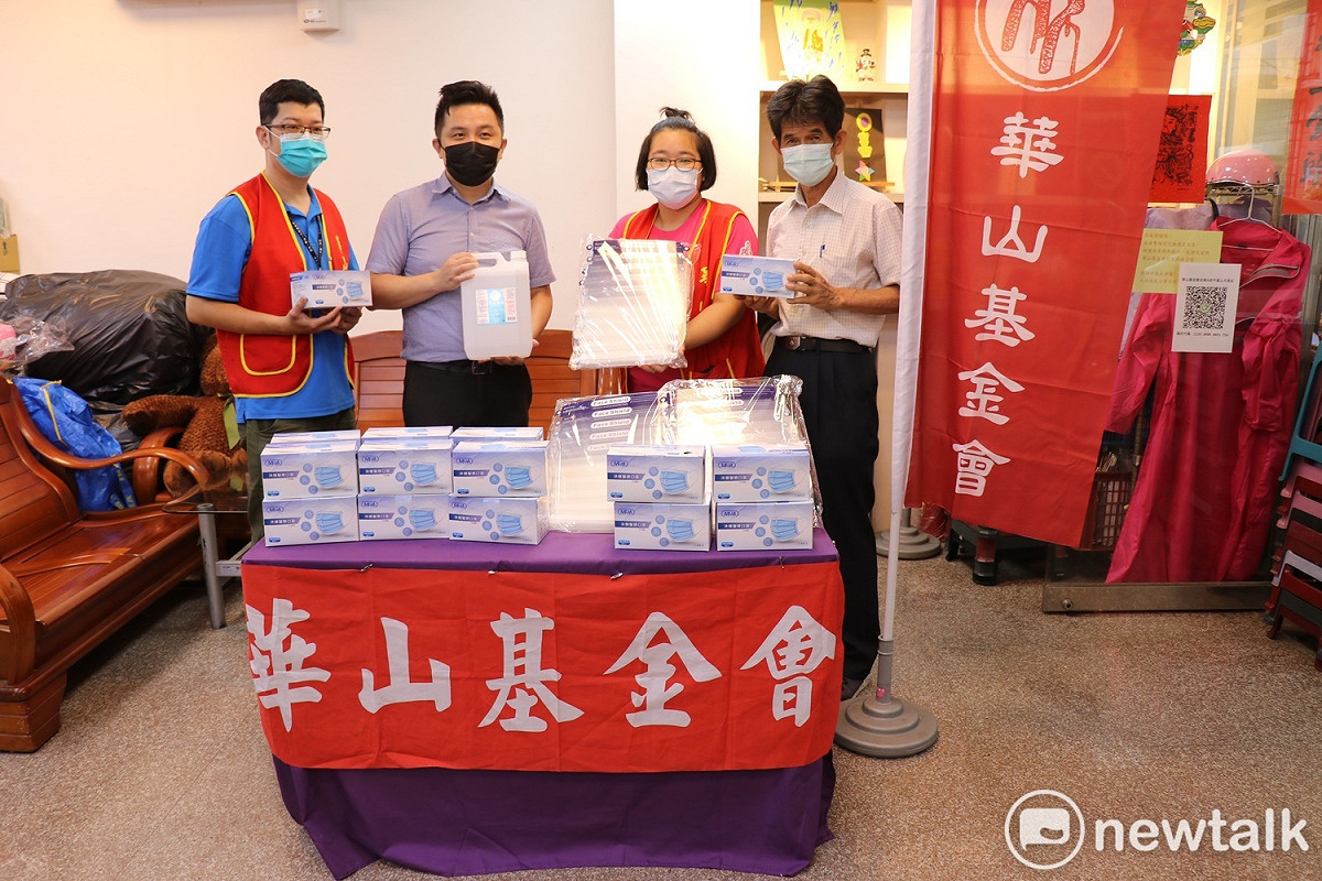 台南市議員李啟維結合善心人士，提供酒精、防疫面罩、口罩等防疫物資給華山基金會安平站及南區站、朝興基金會，希望對防疫有所幫助，也為他們加油打氣。 圖：李啟維服務處提供