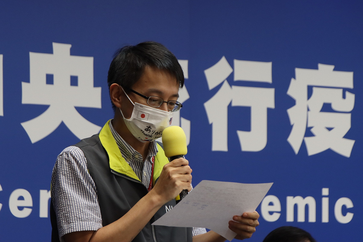 醫療應變組副組長羅一鈞針對屏東確診小黃與秘魯確診祖孫之間的關連性做說明。 圖：指揮中心/提供