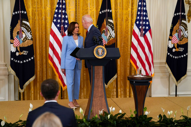 美國總統拜登（Joe Biden）日前在記者會上忘記對日前發生的佛羅里達州大樓坍塌事件發表聲明，一旁的副總統賀錦麗不得不（Kamala Devi Harris）上前提醒。 圖：翻攝自環球網