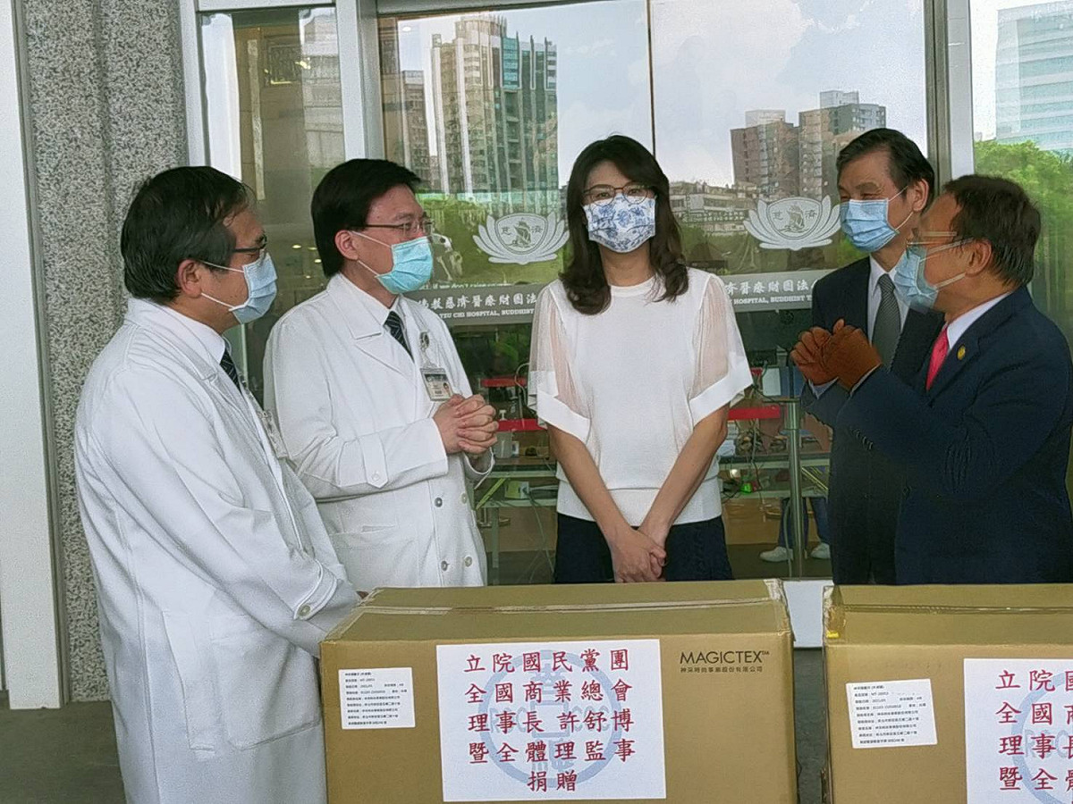 國民黨團書記長鄭麗文前往台北慈濟醫院贈送防護衣。 圖：國民黨立法院黨團/提供