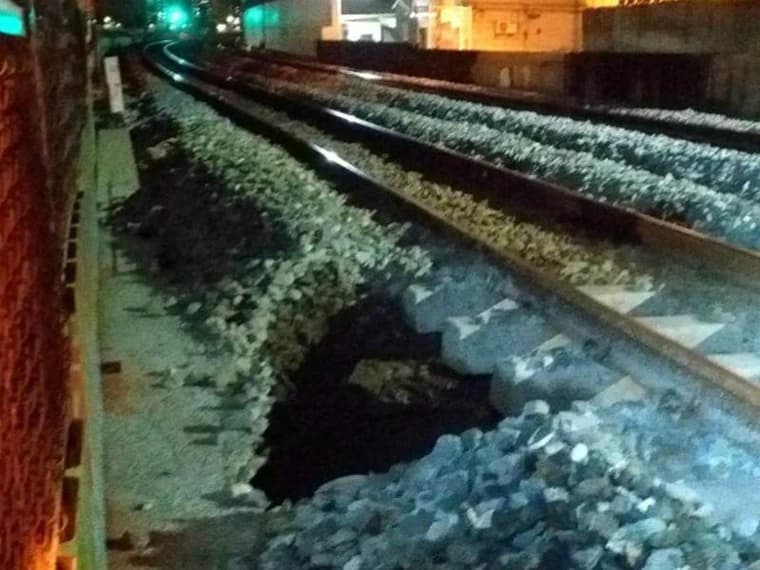 台鐵台南=保安路段南下軌道，昨日晚間出現大坑洞。 圖：鐵道局／提供