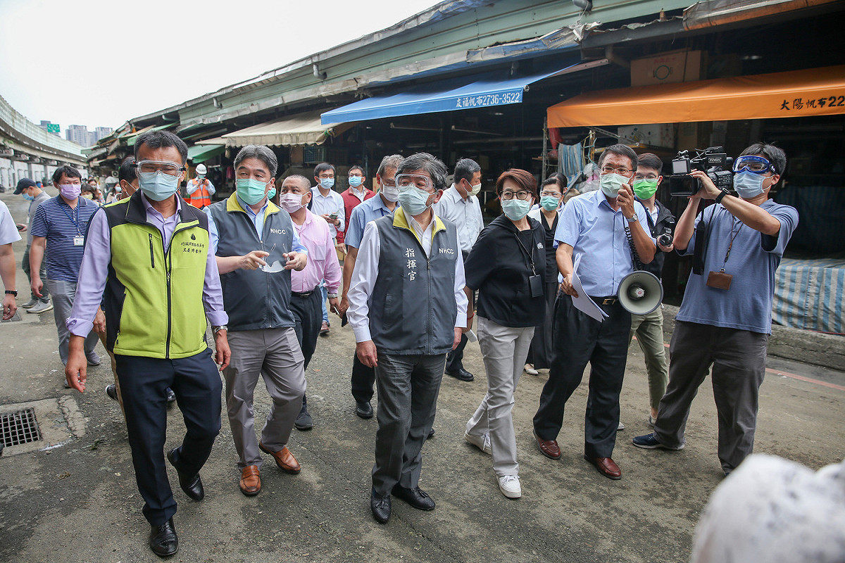 疫情指揮官陳時中視察兩處果菜市場，台北市副市長黃珊珊、農委會主委陳吉仲與經濟部長王美花等人都在現場。 圖：中央流行疫情指揮中心/提供