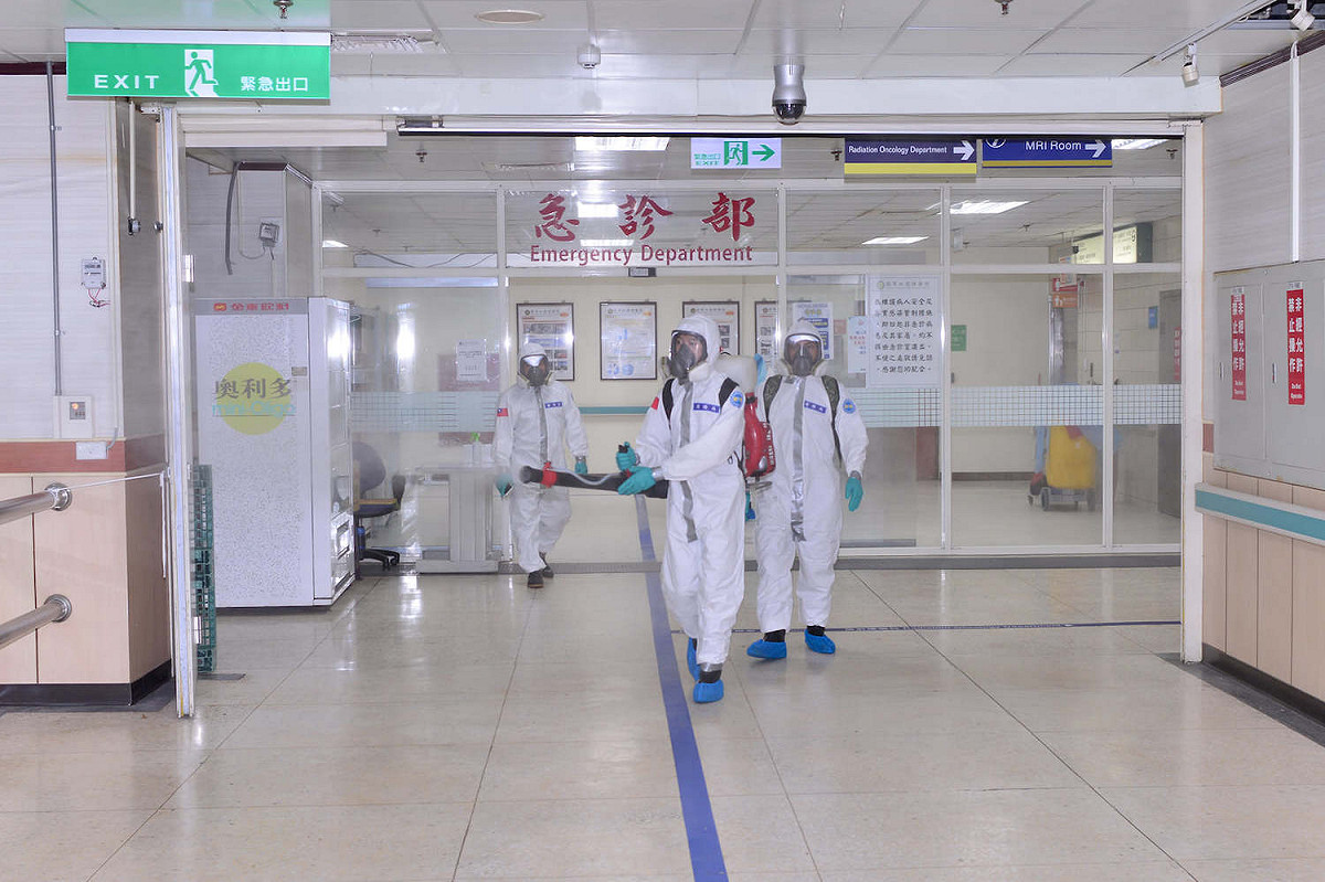 國軍桃園總醫院爆發院內群聚感染，國軍執行清消作業。 圖：翻攝國軍桃園總醫院網站