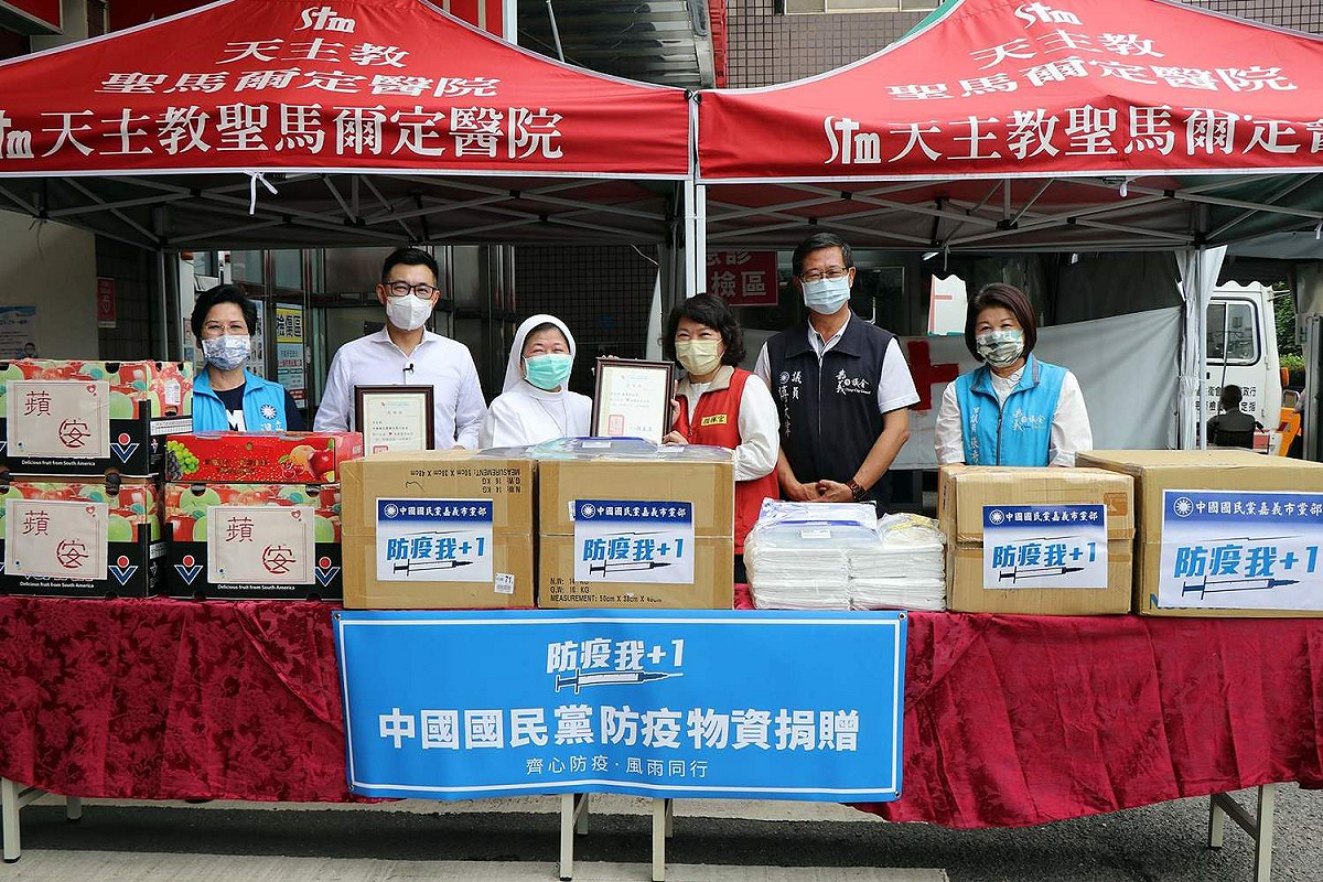 嘉義市長黃敏惠與國民黨黨主席江啟臣等人到嘉義市嘉基、聖馬、榮民、部嘉等四大醫院捐贈物資。 圖：嘉義市政府/提供