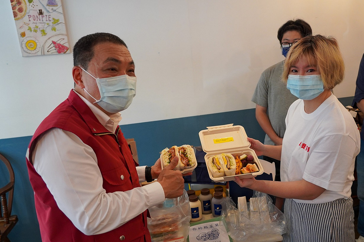 新北市長侯友宜前往「PONPIE澎派」肯定串聯店家為醫護送暖的心意 圖：新北市經發局提供