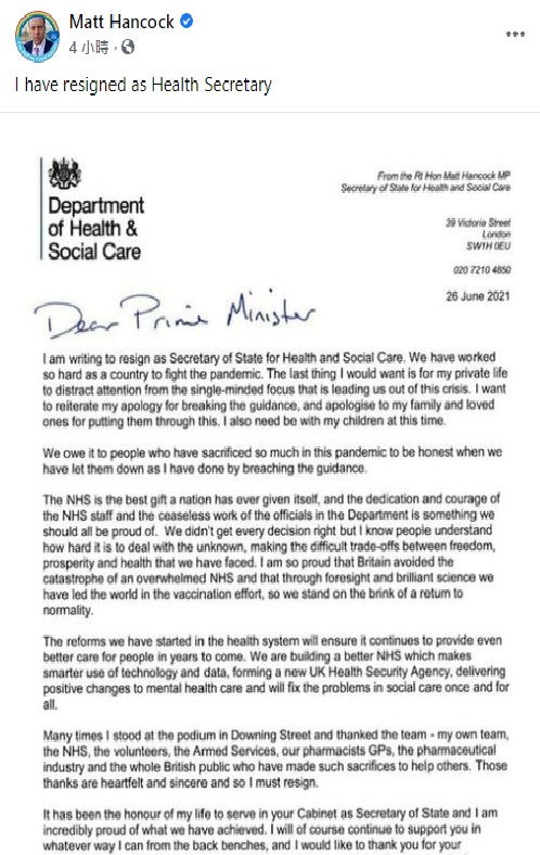 英國太陽報踢爆英國衛生大臣韓考克（圖）違反防疫規定，在辦公室擁抱親吻女助理，韓考克26日向英國首相強生請辭。（圖取自facebook.com/matthancockofficial）