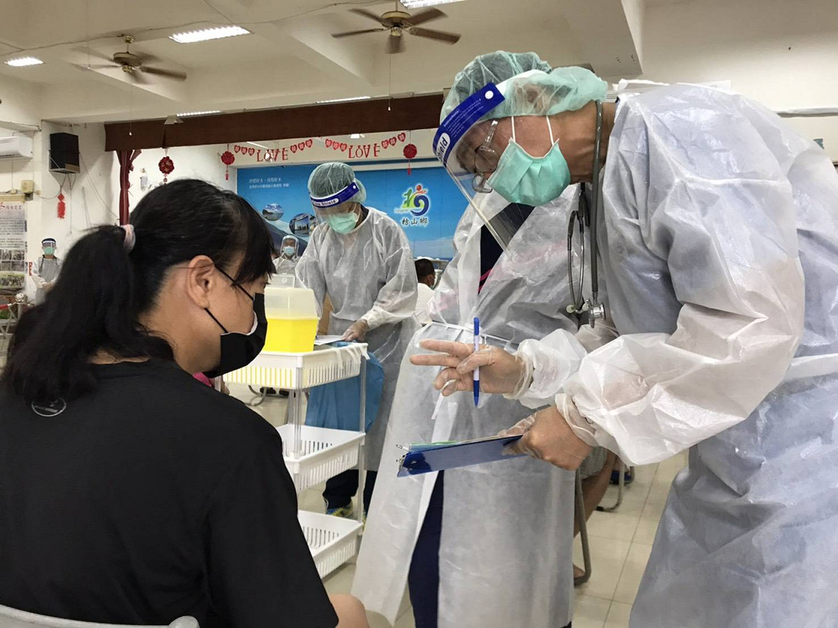 為防Delta病毒，屏東縣政府緊急調撥疫苗，讓善餘和楓港2村村民先施打疫苗。 圖 ： 屏東縣政府提供