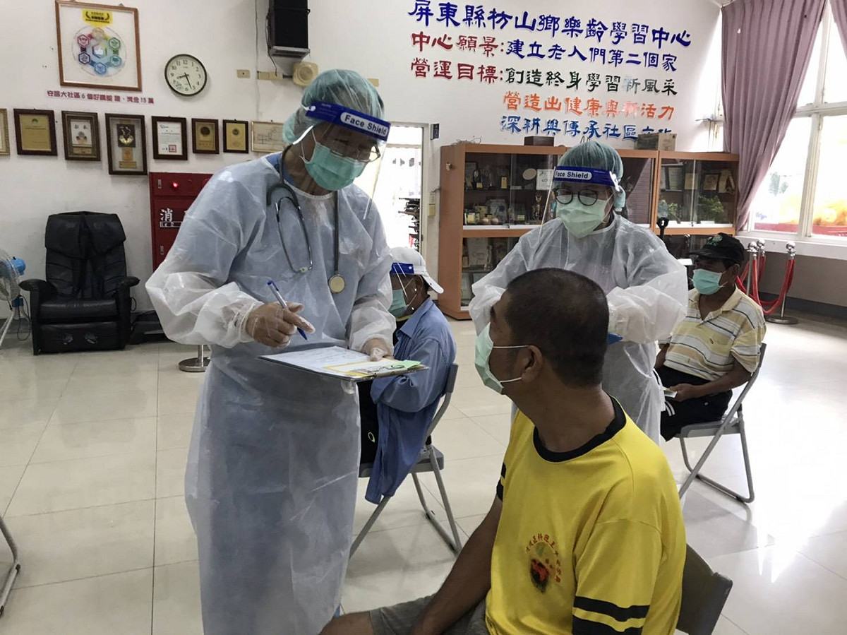 屏東縣政府緊急調撥疫苗，讓善餘和楓港2村村民先施打疫苗。 圖 ： 屏東縣政府 ／ 提供