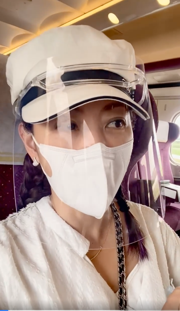 賈永婕今在粉絲專頁「賈永婕的跑跳人生」裡透過自拍影片說明，已在高鐵上前往屏東送物資。 圖：翻攝自「賈永婕的跑跳人生」