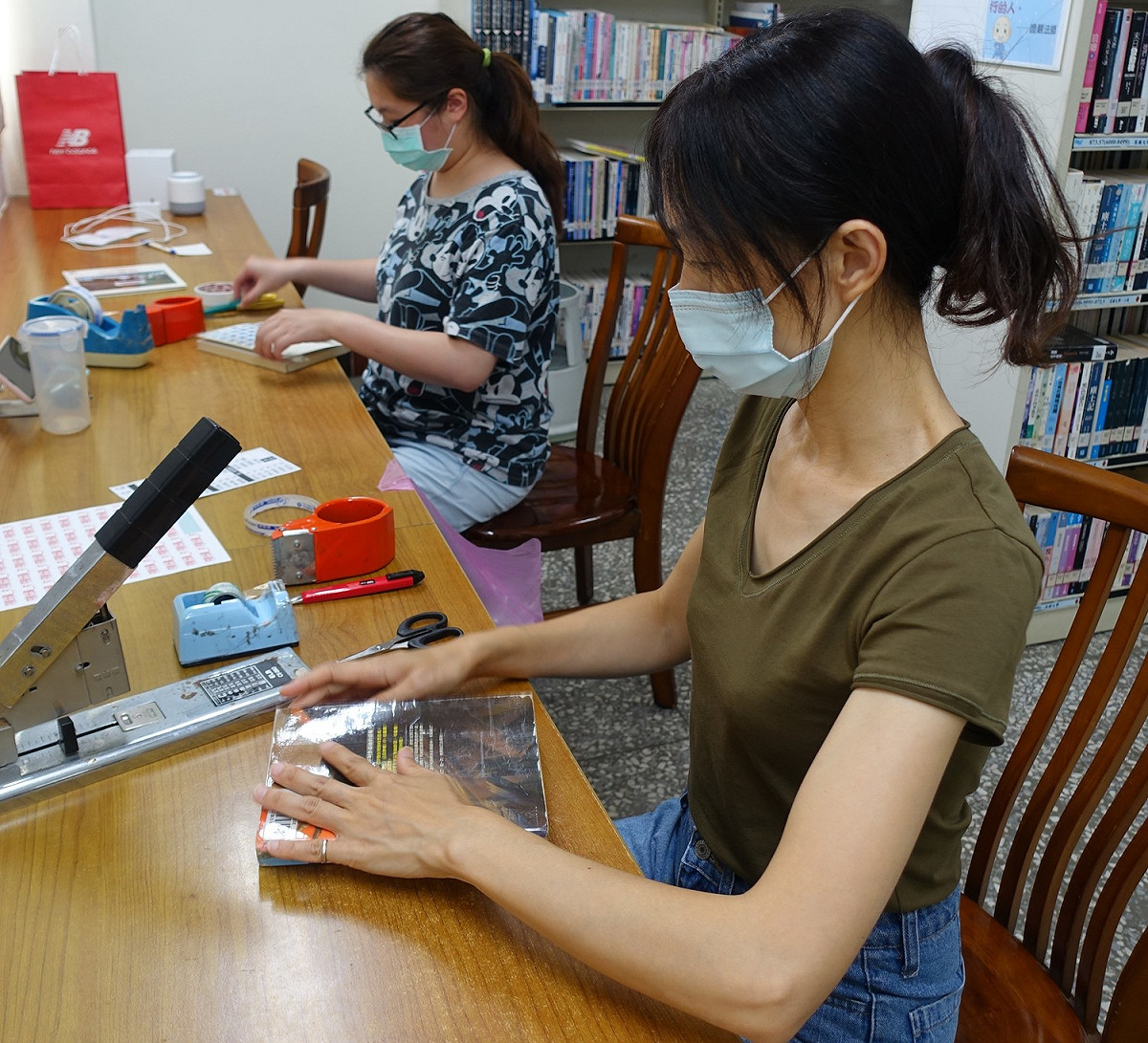閉館期間，館員細心修復破損或書頁脫落的圖書。 台中市立圖書館/提供