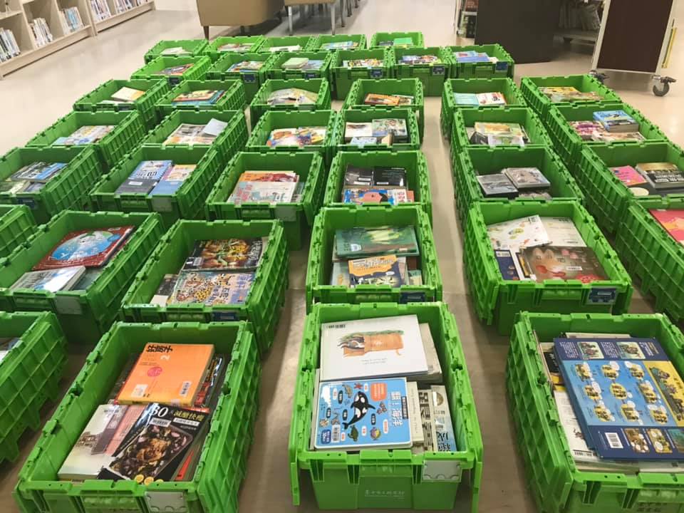 民眾歸還的書籍會由紫外線除菌機消毒後重新上架。 台中市立圖書館/提供
