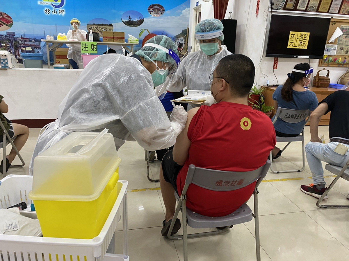 枋山鄉民至疫苗速打站接種。 圖：屏東縣政府提供