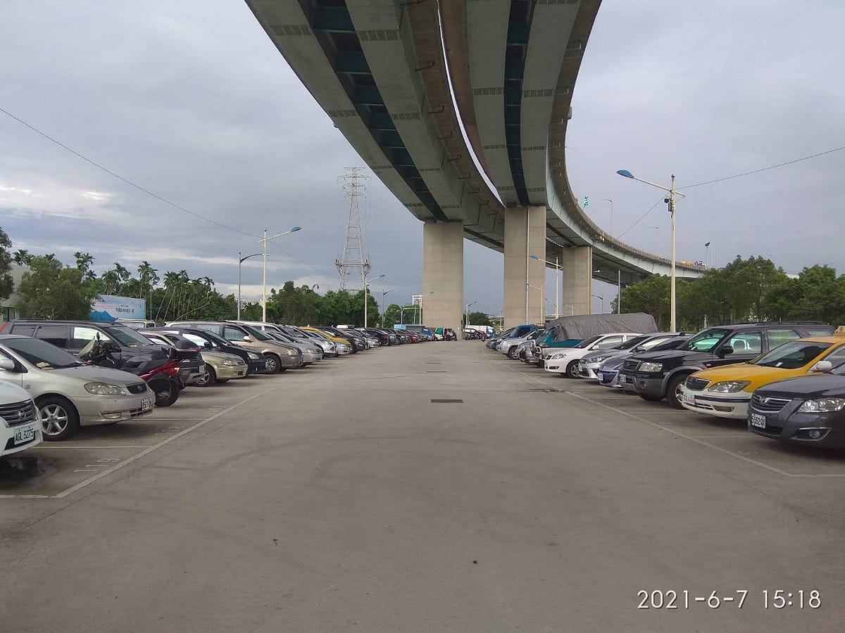 因民眾一再反映計次收費的車位周轉率低，因此交通局決定自 7 月 1 日起委由停車場業者經營，改採計時收費管理 圖：新北市交通局提供