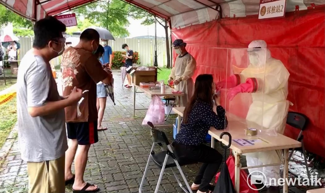 台南市政府在安西自辦重劃區免費公有停車場及有足跡的安南果菜市場設立篩檢站，自6月28日起至30日，共三天進行擴大篩檢，民眾若有與確診個案足跡相同者可至前述篩檢站進行篩檢。 圖：台南市政府提供