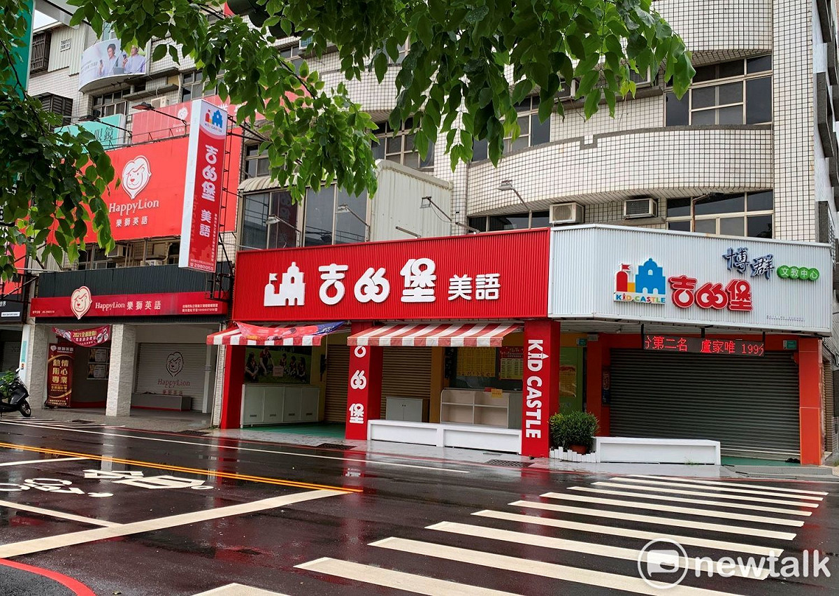 台南市議長郭信良表示，政府應儘速將補習班人員及短期和代課教育人員也納入，才不會造成防疫漏洞。 圖：郭信良服務處提供