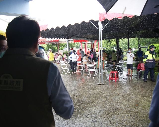 從6/24到昨天為止，枋山及加祿篩檢站採檢1,717人，PCR檢測都是陰性。 圖:潘孟安臉書